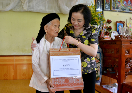 Đồng chí Phạm Thị Thanh Trà - Ủy viên Ban Chấp hành Trung ương Đảng, Bí thư Tỉnh ủy, Chủ tịch HĐND tỉnh tặng quà Mẹ Việt Nam anh hùng Nguyễn Thị Lô ở thôn 3, xã Văn Phú, thành phố Yên Bái. (Ảnh: Đức Toàn)